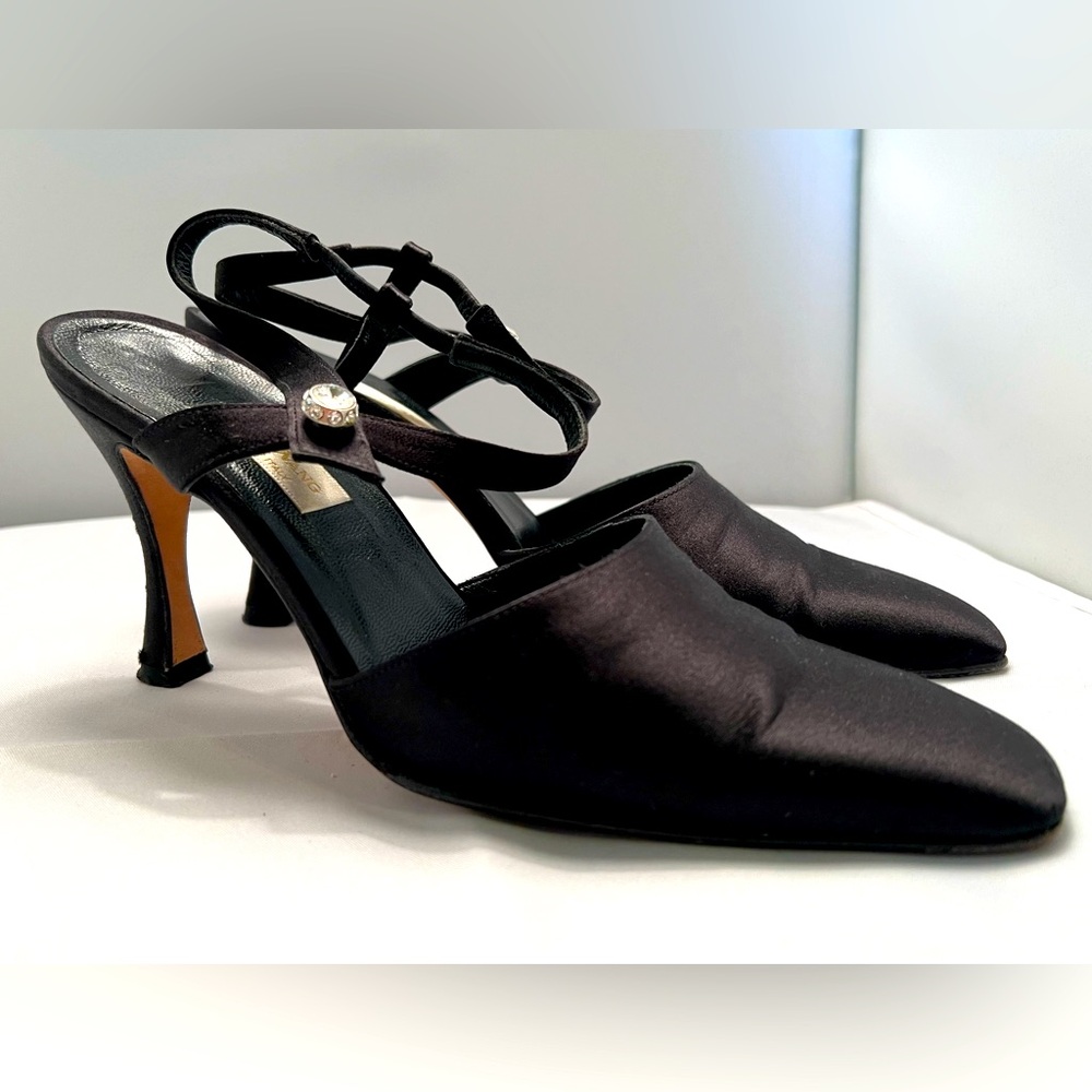Vera Wang Closed Toe Black Satin Shoe with Rhinestone Accent. Preloved  Size 6M